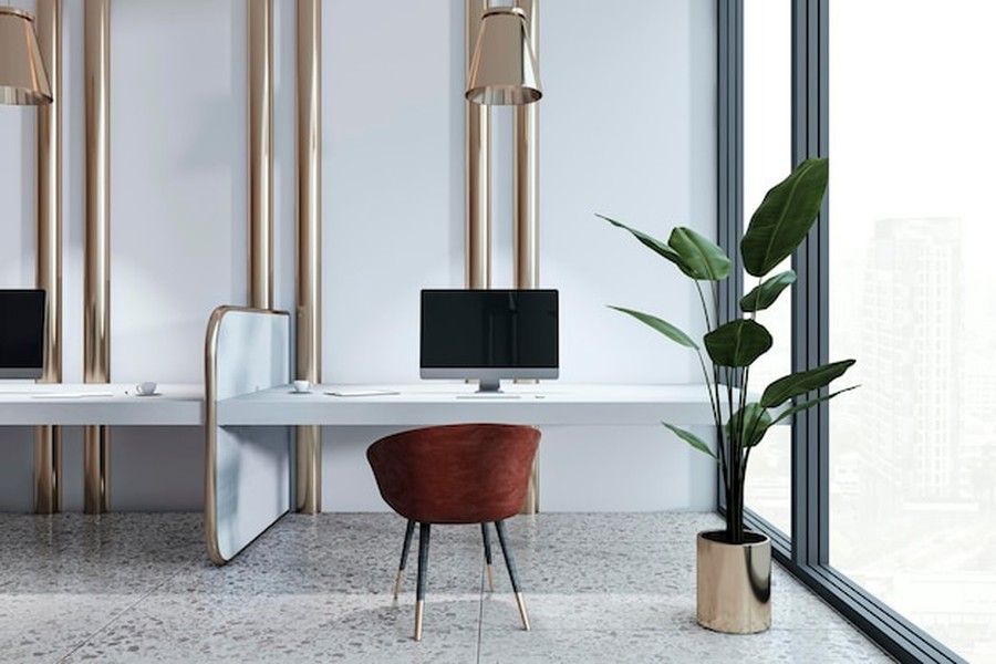 Bureau minimaliste lumineux avec un écran prêt à utiliser un calculateur autonomie batterie dans un cadre professionnel moderne.