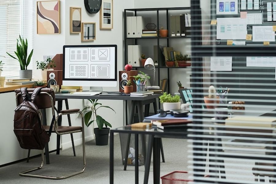 Un espace de travail numérique où une tentative de spear phishing pourrait viser un professionnel du design.