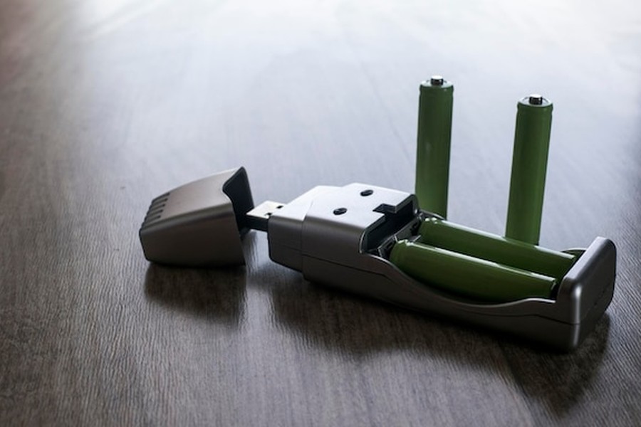 Chargeur USB avec accumulateurs rechargeables verts, un outil pratique pour maintenir l'énergie mentionnée dans un tableau autonomie batterie stihl.