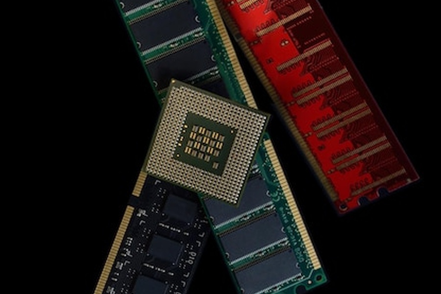 Un processeur central et des barrettes de mémoire vive RAM disposés pour compare carte graphique et performances matérielles.