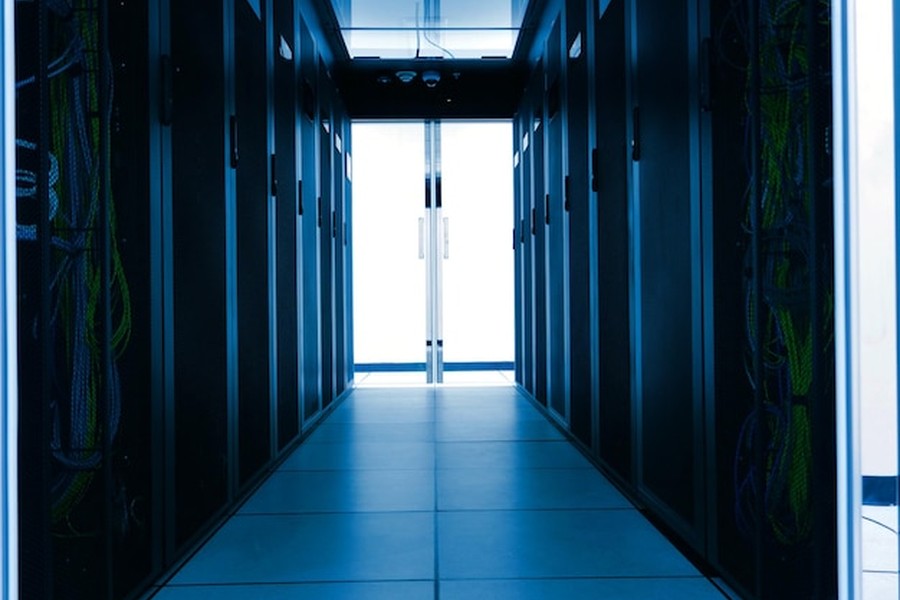 Un centre de données moderne avec des rangées de serveurs illustrant l'infrastructure nécessaire pour comprendre qu est ce que la crypto monnaie.