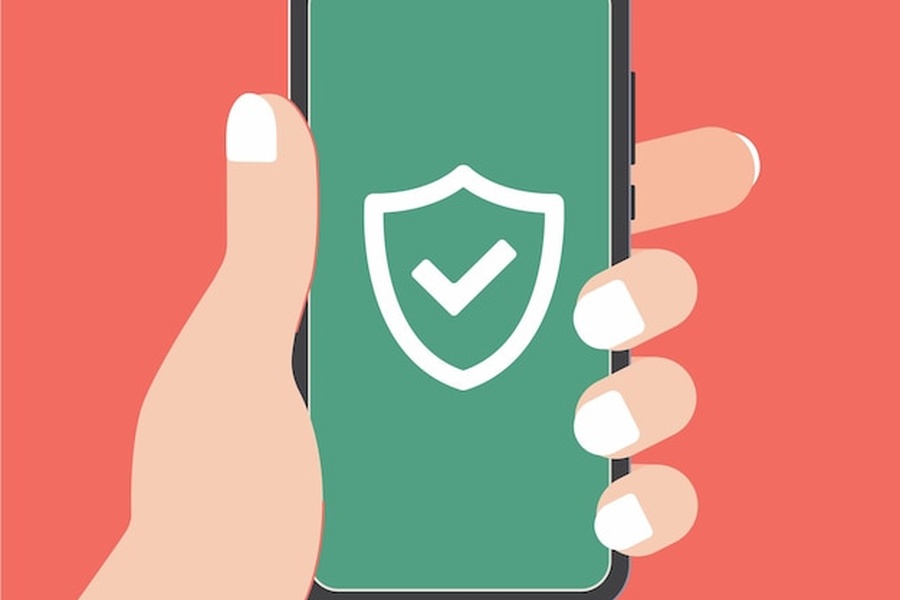 Main tenant un smartphone affichant un bouclier de sécurité validé grâce à un android antivirus gratuit.