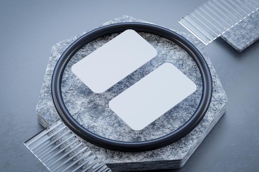 Deux supports blancs minimalistes disposés côte à côte pour comparer carte graphique sur un socle hexagonal en pierre.