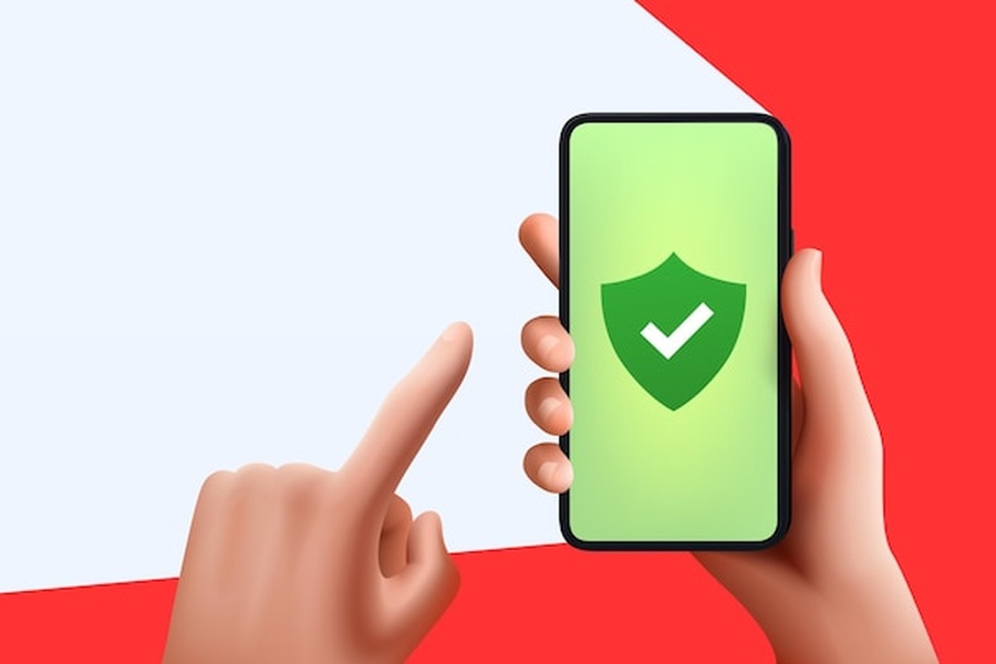 Un smartphone protégé par un antivirus pour android gratuit affichant un bouclier vert avec une coche de validation.